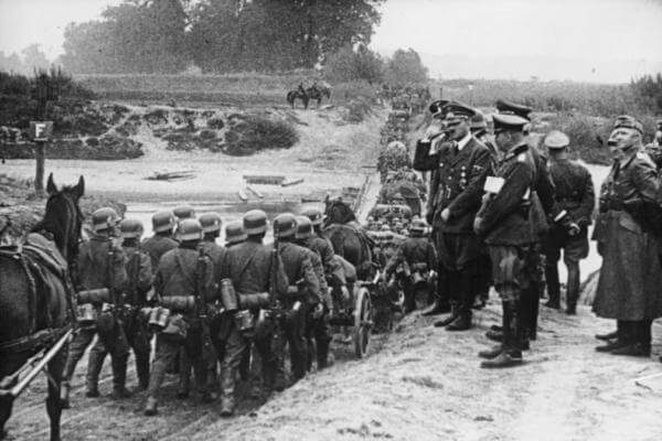 ポーランドへ侵攻するドイツ兵を見送るヒトラー